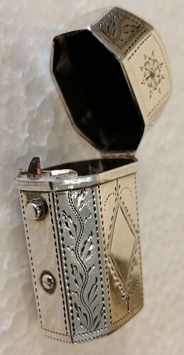 an-18th-century-exquisite-silver-cased-scent-bottle_10302_pic5_size4