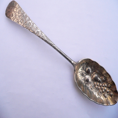 Gold wash Details about   Sterling Silver Berry Spoon Fruit design Old Atlanta by Wallace 