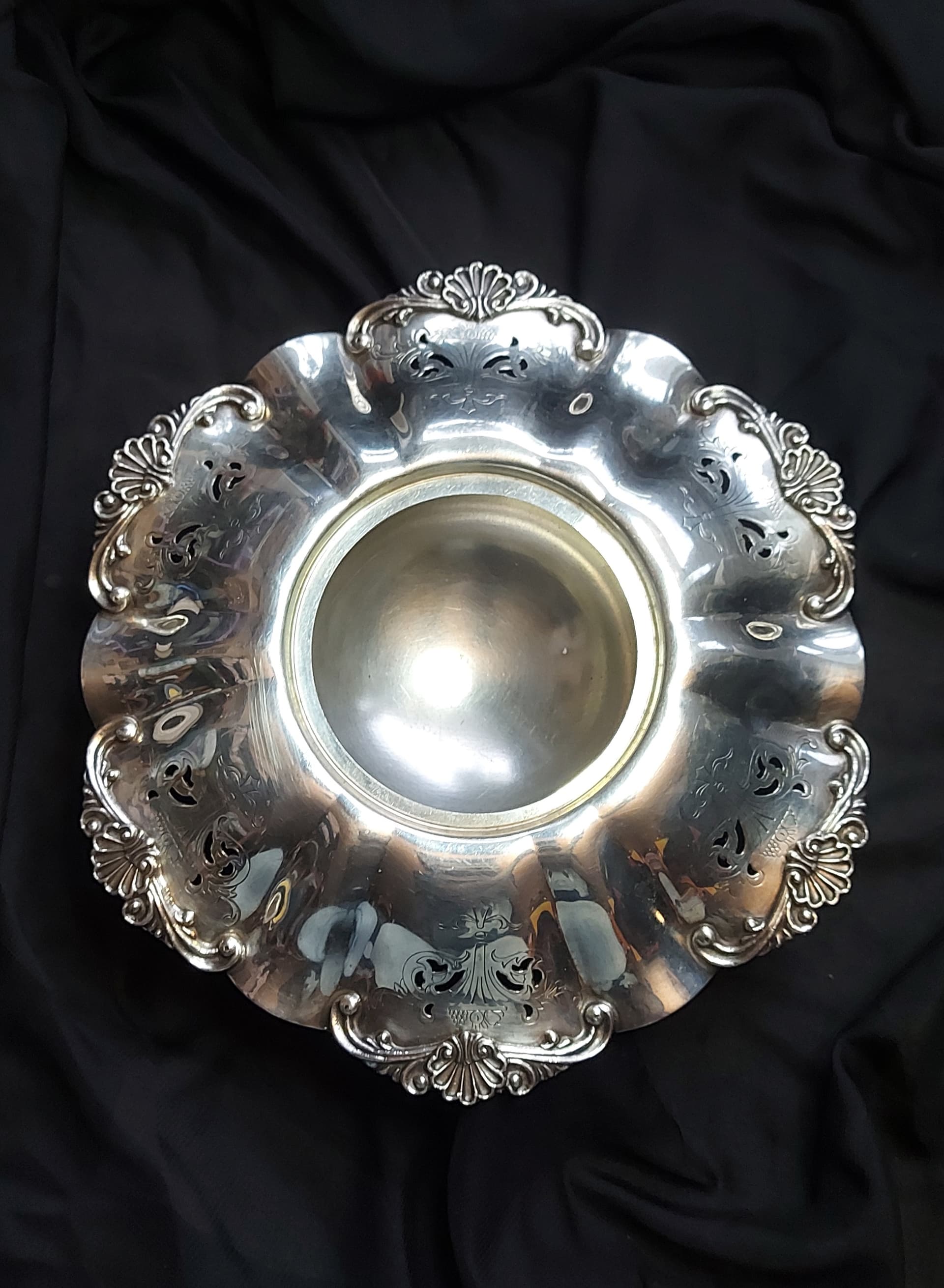 Can anyone tell me more about this Marlboro plate - Silver